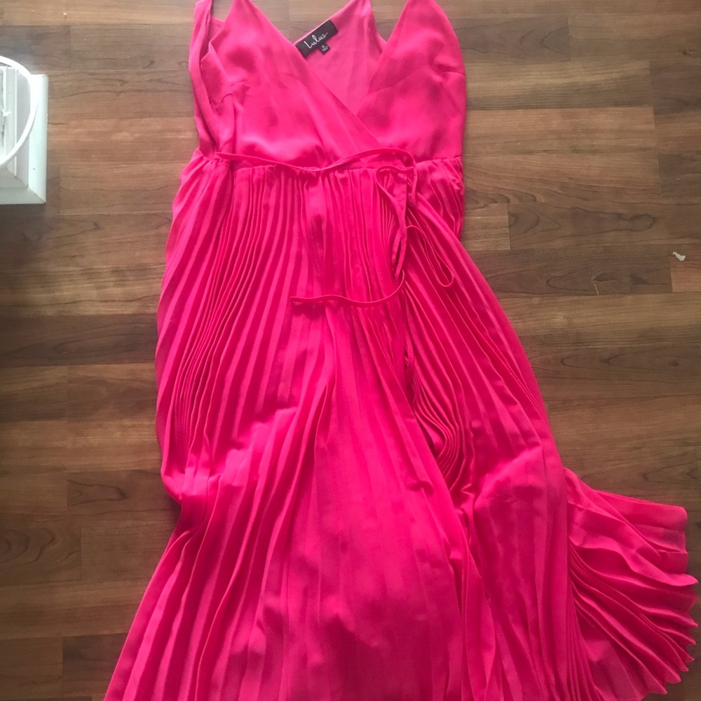 LULUS pleated midi dress!!! HEVER WORN